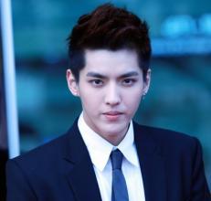 大眼男明星网红是谁,揭秘网络红人大眼男明星的星光之路